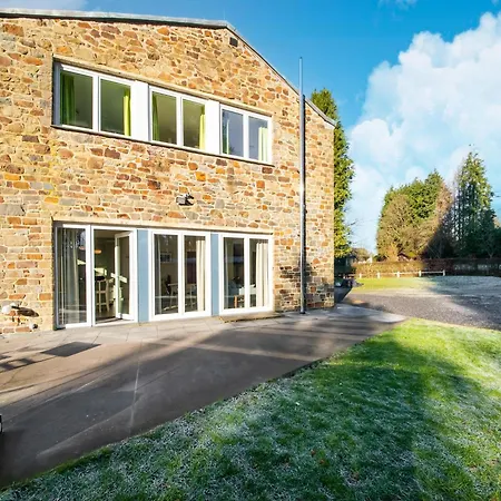 Stylish Retreat With Sauna *