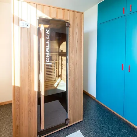 Stylish Retreat With Sauna افينه