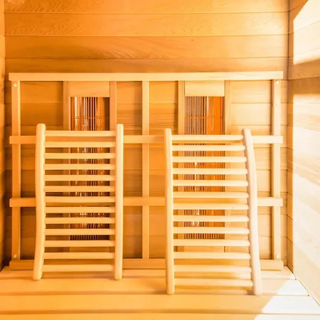 Stylish Retreat With Sauna بيت للعطل افينه